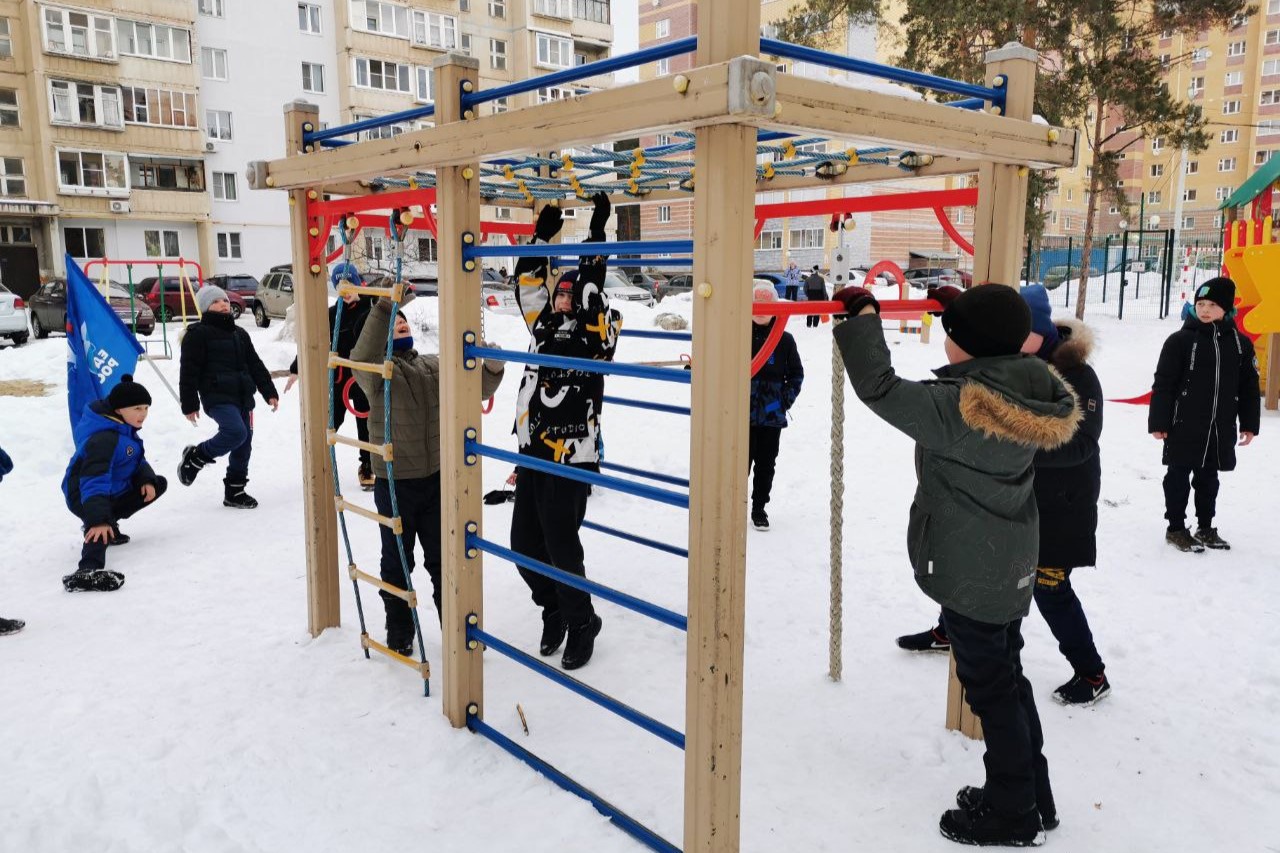 Зимний турнир по мини-футболу устроили во дворе микрорайона Жуковского